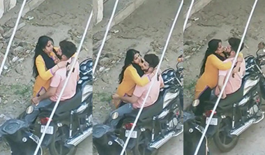 Viral Lady Romance In Public place Viral Leak